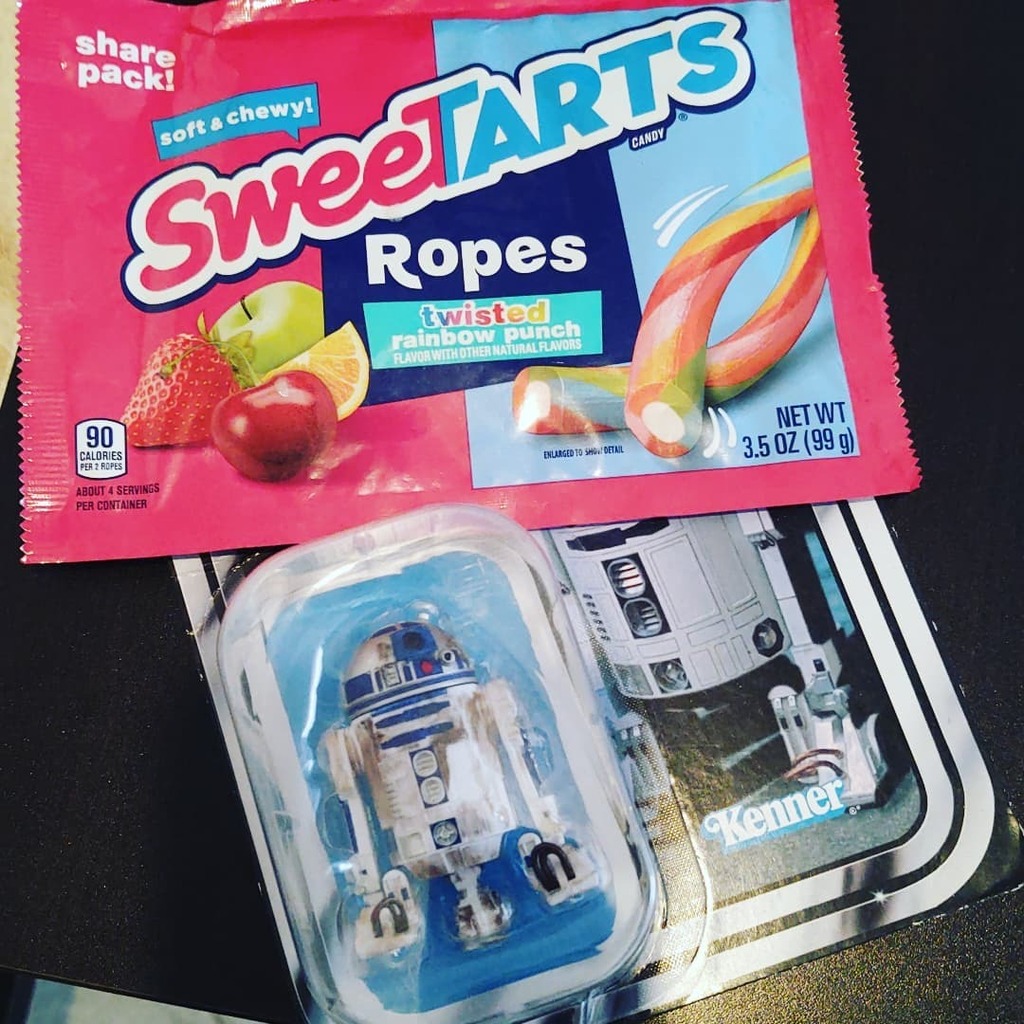 arturo_urp's tweet photo. Sí, es por presumir... ayer me regalaron un #R2D2 más para la colección y dulces.
#ValenMil #NuncaCambien 🤓 https://t.co/kLWjP3TDdV https://t.co/fCDSysoc79
