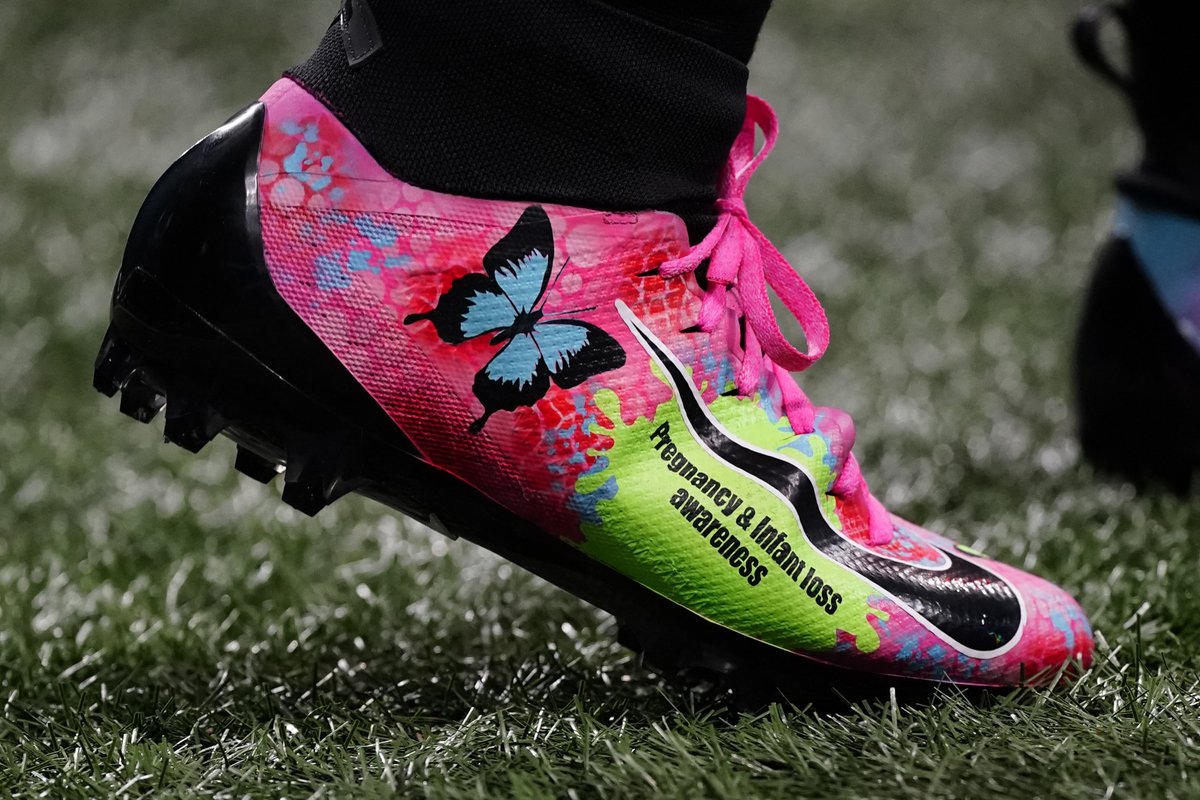 BleacherReport's tweet photo. Cordarrelle Patterson and his girlfriend Taylor lost their son during pregnancy in 2017.

He’s wearing “pregnancy &amp; infant loss awareness” cleats in Week 13.

“Every day goes by we still think about our son. … You never think it can happen to you.” https://t.co/f4kyh1l0yV