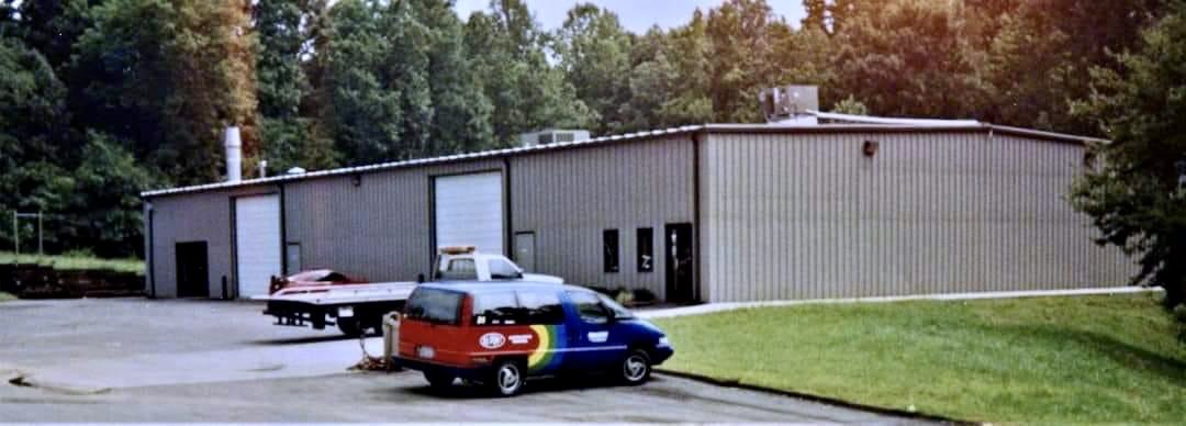 racrboi90's tweet photo. The original @Hendrick24Team shop for @JeffGordonWeb, and @RayEvernham in 1️⃣9️⃣9️⃣2️⃣. #TheRainbowWarriors. #RefuseToLose. #24EVER. 🌈🏎💨🏁 https://t.co/JAvfYunjSZ