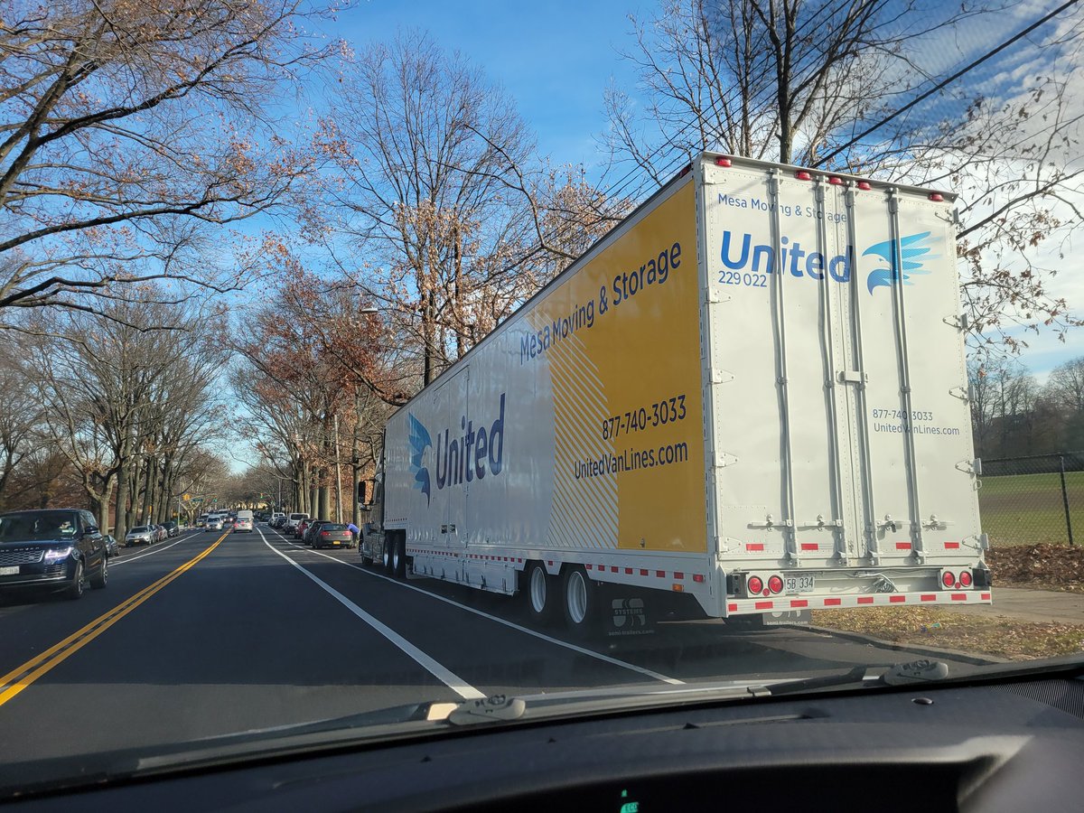 BarryGrodenchik's tweet photo. Hey @unitedvanlines, 73 Avenue is not your private parking space here in #EasternQueens. Furthermore it's illegal. @NYPD107Pct @NYPDQueensSouth https://t.co/eMEdsm2rkh