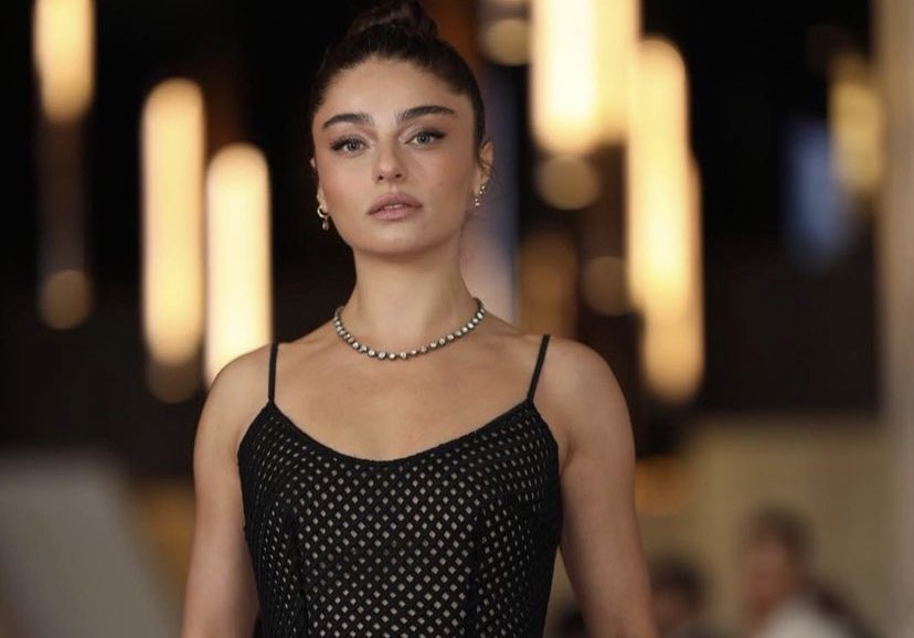 En iyi romantik komedi dizisi kadın oyuncu ödülünü alan Ayça Ayşin Turan, ödülünü yakın zamanda kaybettiği babasına ithaf etti. #PanteneAltınKelebek #AdaMasalı