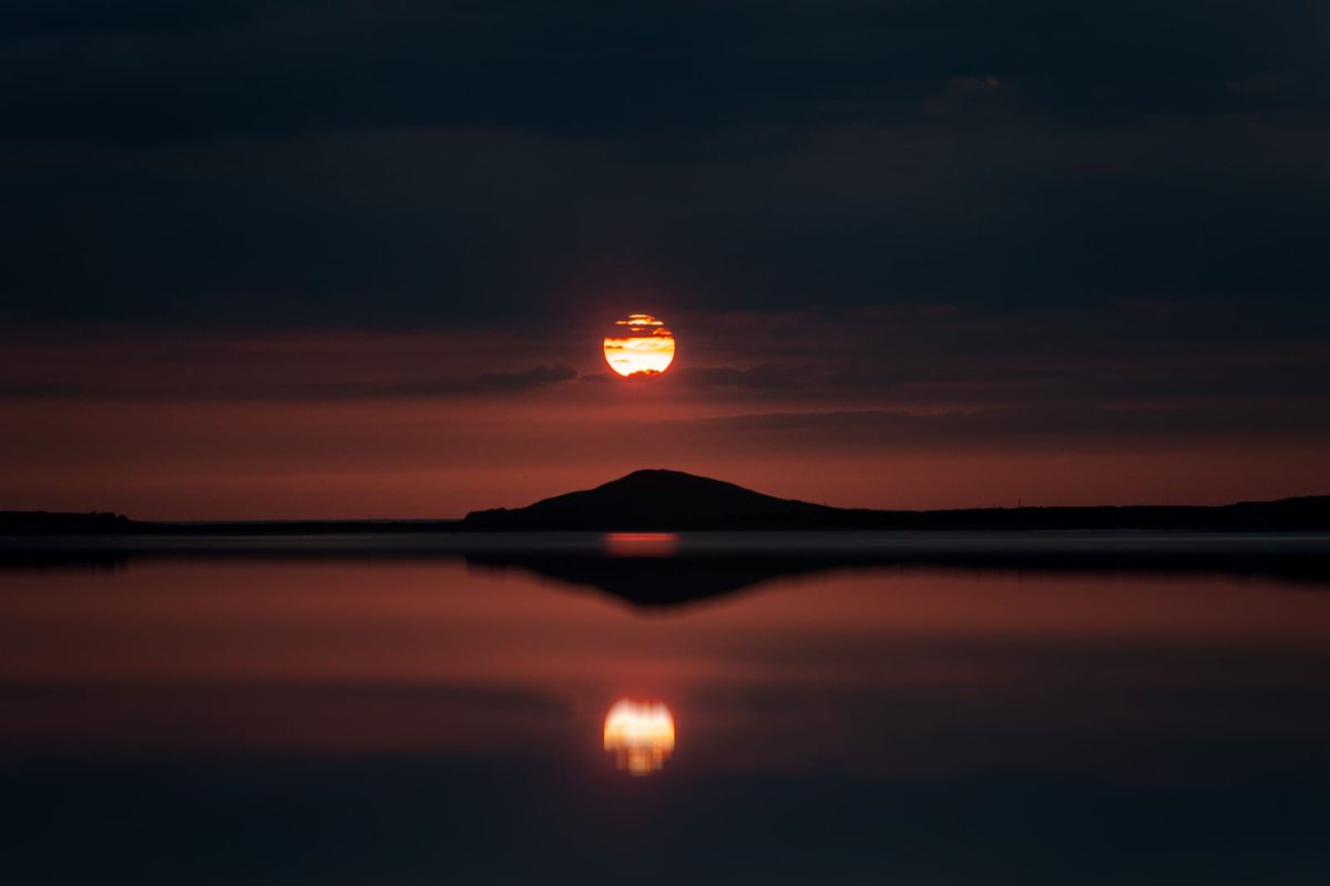 Happy Birthday Zanne <a href="/GalsWander/">WhereGalsWander</a> Heres a #SundaySunsets to you!

Another beautiful series of images from the #traveltribe on here thanks to the diligence of
<a href="/RoarLoudTravel/">RoarLoud</a> &amp; <a href="/MadHattersNYC/">Mad Hatters NYC</a> 

Great place for sunset #photography

 #Sligo on the #WildAtlanticWay