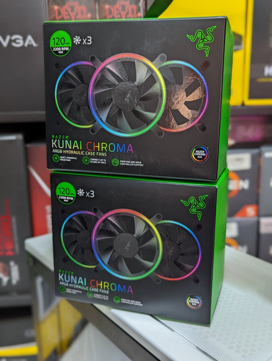 KosherTechMedia's tweet photo. They've just arrived. Spent $260 on 6 fans 🤦‍♀️🙄 review will drop soon.  @Razer price is too wild https://t.co/bK06pyg2hx