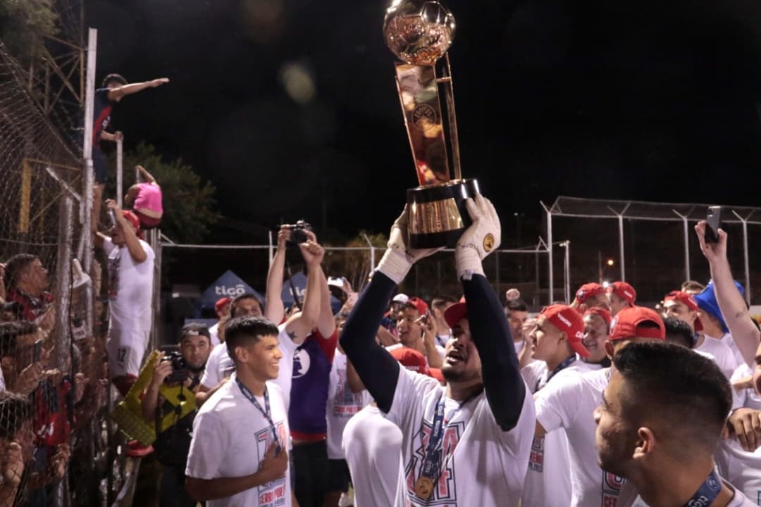 Luego de empatar con #Guaraní 🟡⚫ en un partido sin precedentes y con todos los condimentos que hacen del #Fútbol ⚽🔥 el «Deporte Rey» 👑

(<a href="/rauldaumas/">Raúl Daumas Ladouce</a>, @adrianbellassai, <a href="/walterflou/">walterflou</a> y #Pulpo están felices) ❤️💙

¡Salud, pueblo azulgrana! 👑🏆⚽

📸: <a href="/CopaDePrimera/">Copa de Primera APF</a>