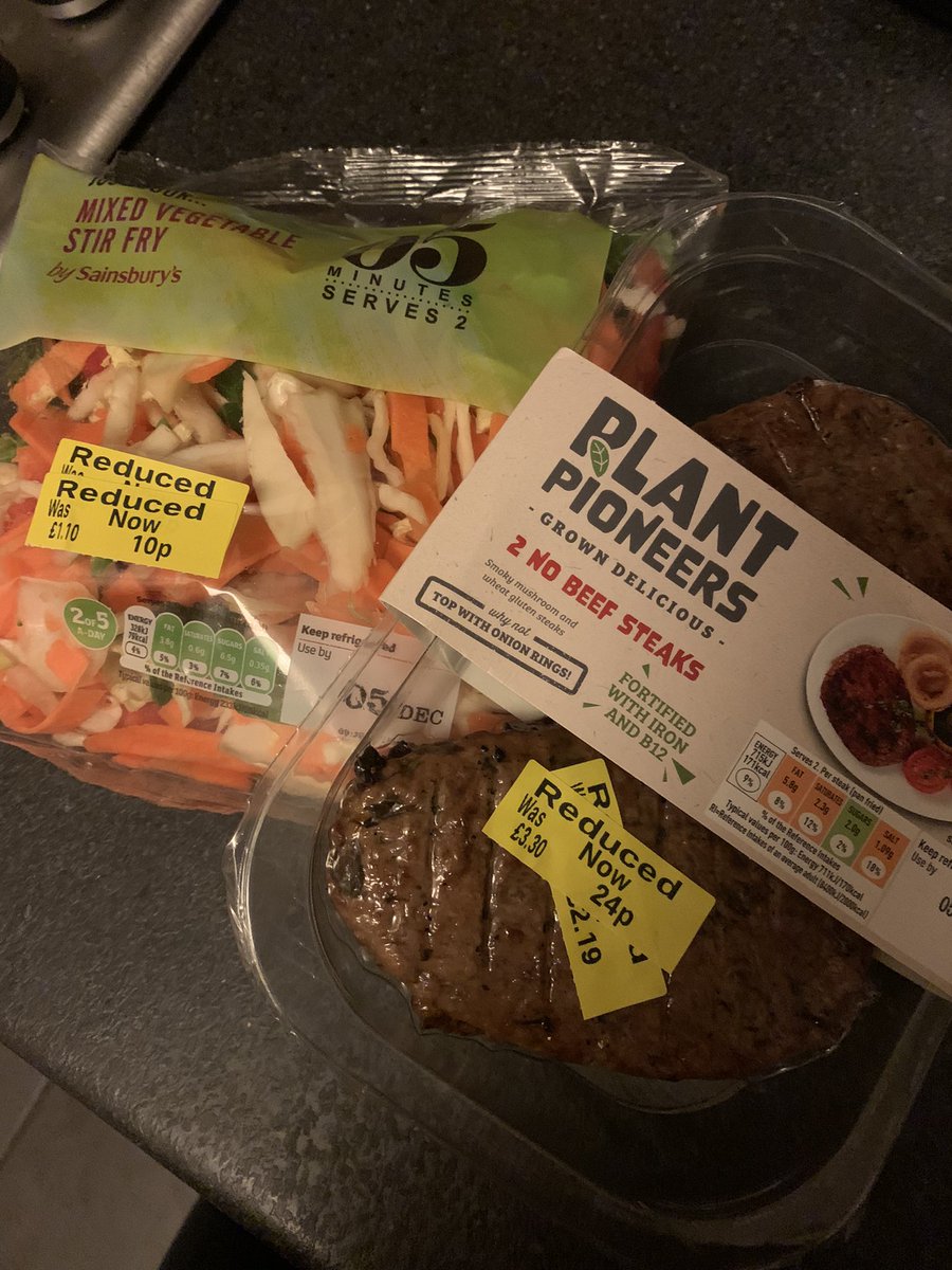 tracyluvsit's tweet photo. #Bargain bagged me dinner tonight and tomorrow for the grand sum of 34p. #veg #nomoo #eatyourgreens https://t.co/Ab5EfAyZvL