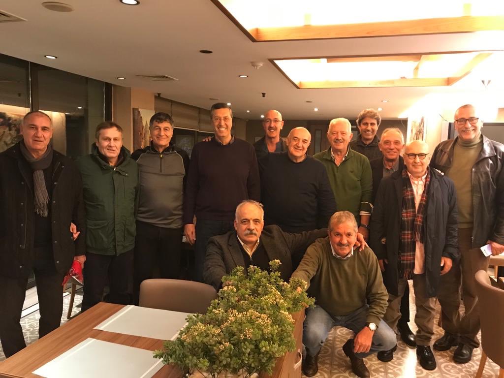 1981 Balkan şampiyonu milli takım tam kadro. Aramızdan ayrılan Coach Aydan Siyavuş ve masör Osman Bektaş’ı özlemle anıyoruz. 40 yıl geçmiş ama hala dün gibi. Başkan Osman Solakoğlu,genel sekreter Recep Ogan ve yönetici Erol Erol ışıklar içinde uyuyun.