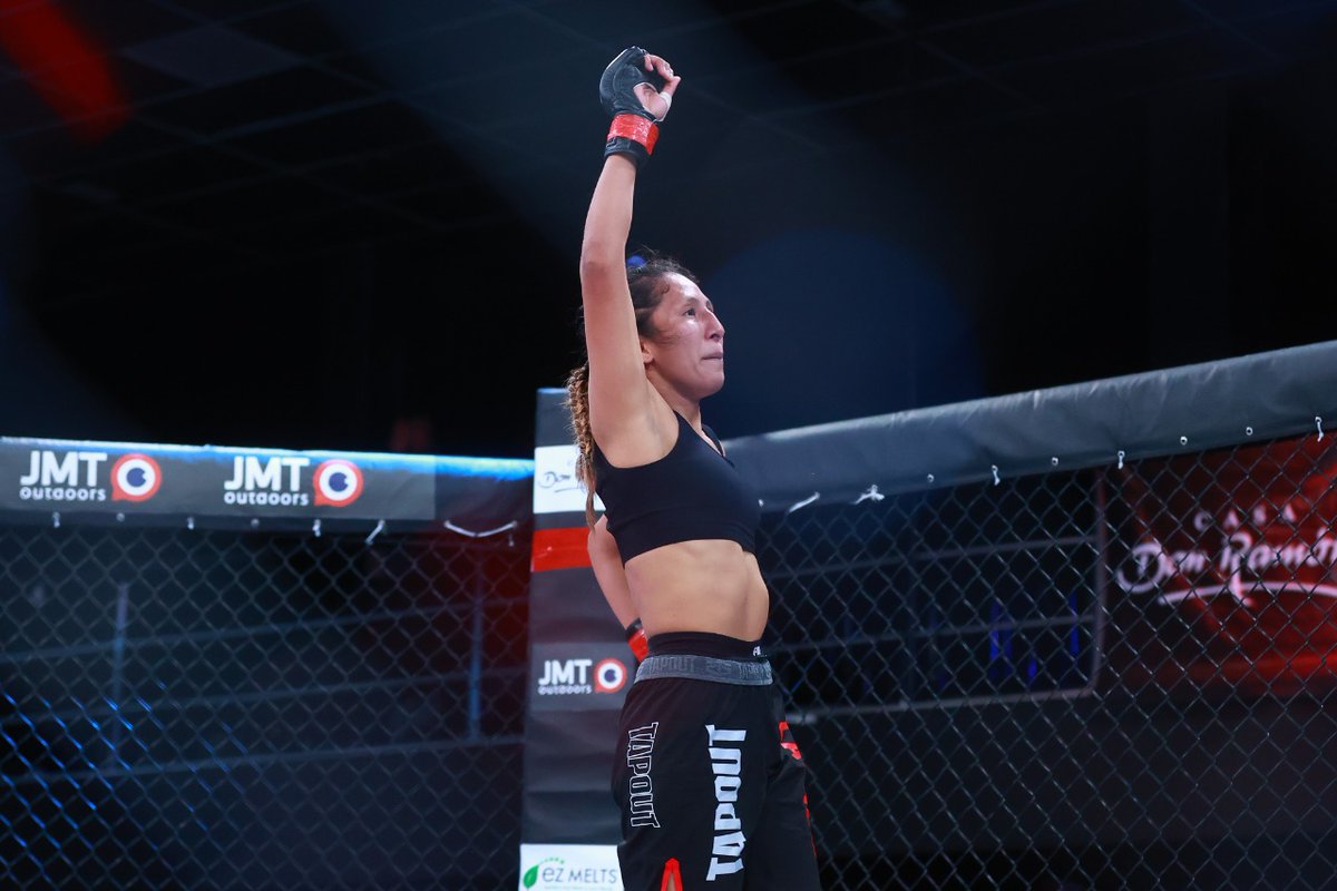 Jvalverdee's tweet photo. En otros combates, los peleadores peruanos alzaron la bandera nacional con sus triunfos. Rudy Gavida, Rodrigo Vera, James Llontop y Sandra Lavado vencieron en sus respectivos combates a sus rivales internacionales. #FFC48 https://t.co/3azs6wvtlV