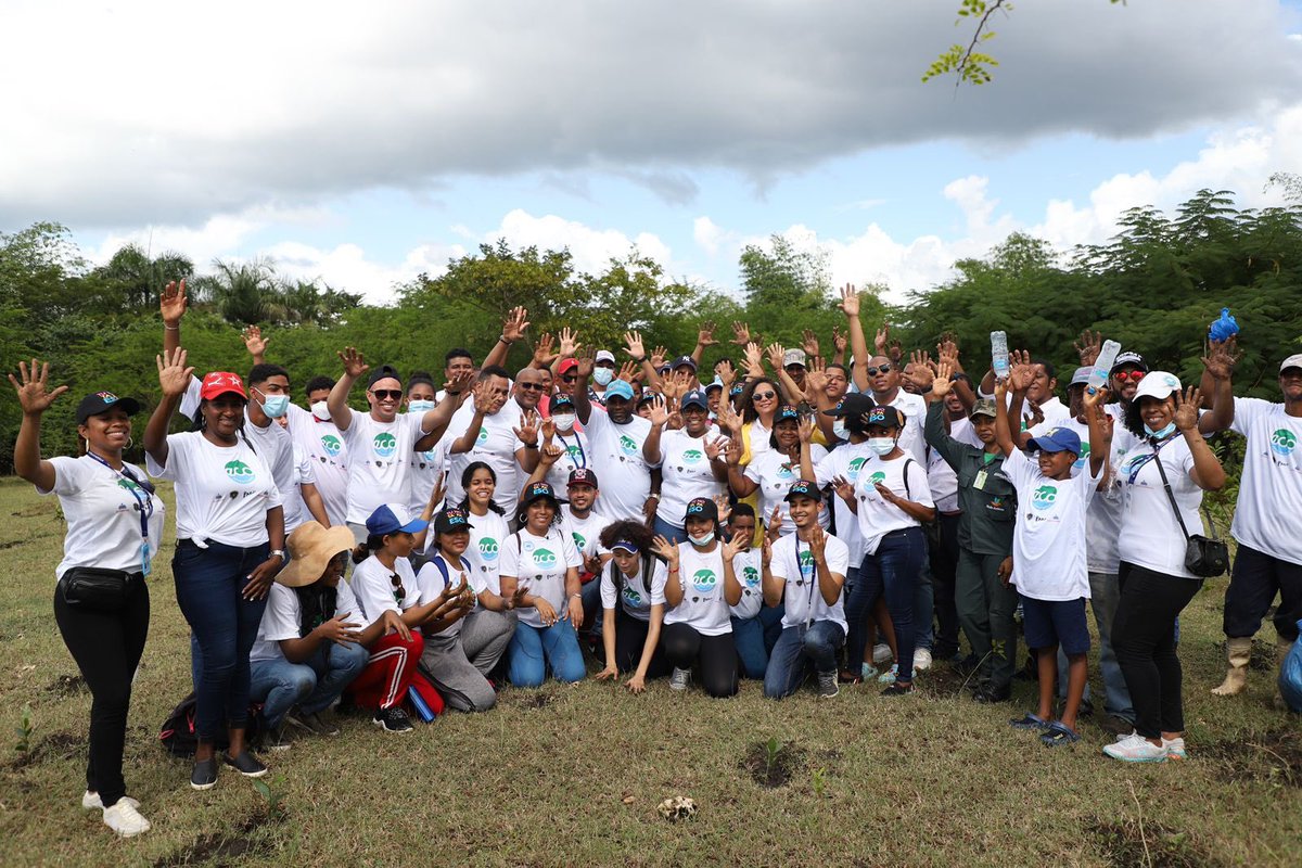 JuventudRD's tweet photo. Un grupo de voluntarios junto a nuestros #AgentesVerdes, se unieron a esta misión en el Establo de San Luis, aportando su granito de arena para el mejoramiento del medioambiente.
#MinisteriodelaJuventud
#EcoJuventudes https://t.co/Qj0IVZ52FE