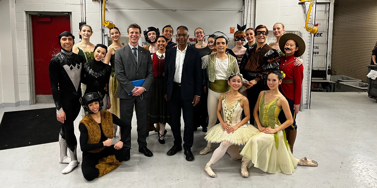 JorgenDance's tweet photo. @GBCollege President, Dr. Gervan Fearon was in our Hamilton audience yesterday, cheering on the @GBDANCE grads and students in the cast!
Thanks for coming to The Nutcracker, Dr. Fearon!
#GeorgeBrownCollege #CanadianDance #NutcrackerBallet #BalletJörgen https://t.co/7UIFB6uDX8