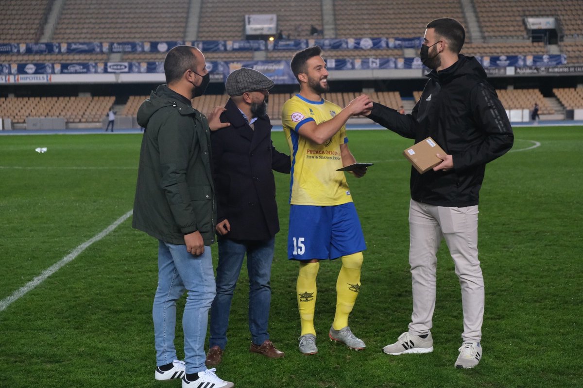 XerezCD_OFICIAL's tweet photo. 😍 Gonzalo recibió una placa conmemorativa de los @hoolsxcd 

⚔️ Por defender nuestro escudo a capa y espada, ¡eres grande @gonmarquez5!

📸 @cristogarciaxry https://t.co/qEo2NCDpeE
