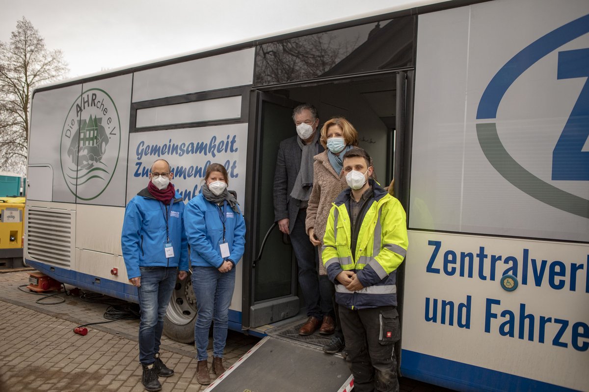 DieAhrche's tweet photo. Die Ministerpräsidentin des Landes Rheinland Pfalz #MaluDreyer besuchte am vergangenen Freitag die Ahrche und war sichtlich davon beeindruckt, was hier aus dem Nichts geschaffen wurde. Im Zuge ihres Besuches informierte sie sich in Gesprächen ausgibig über unseren Traumabus, der https://t.co/GklX1vqwZf