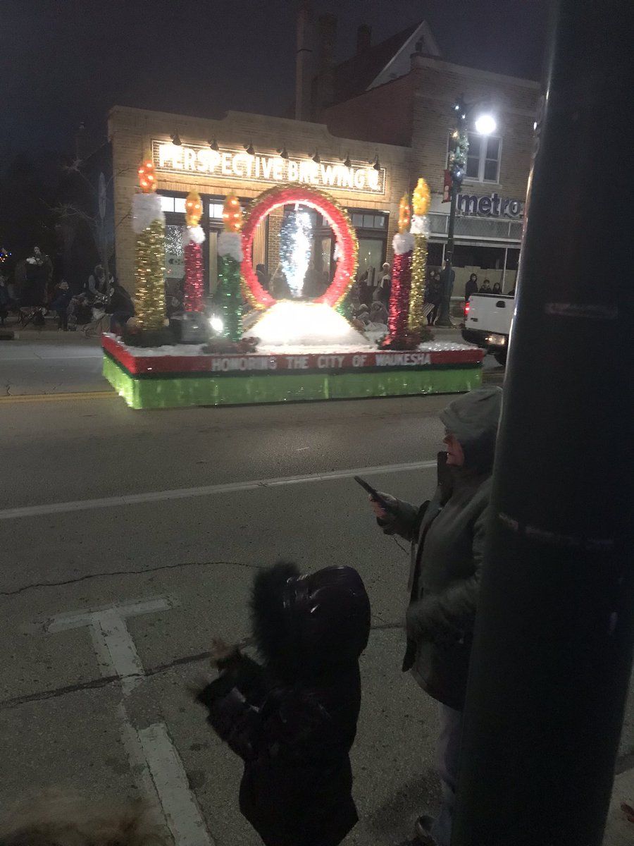 EarlyWatchWI's tweet photo. West Allis Christmas parade showing Waukesha some love. https://t.co/FPsDXVDJDF
