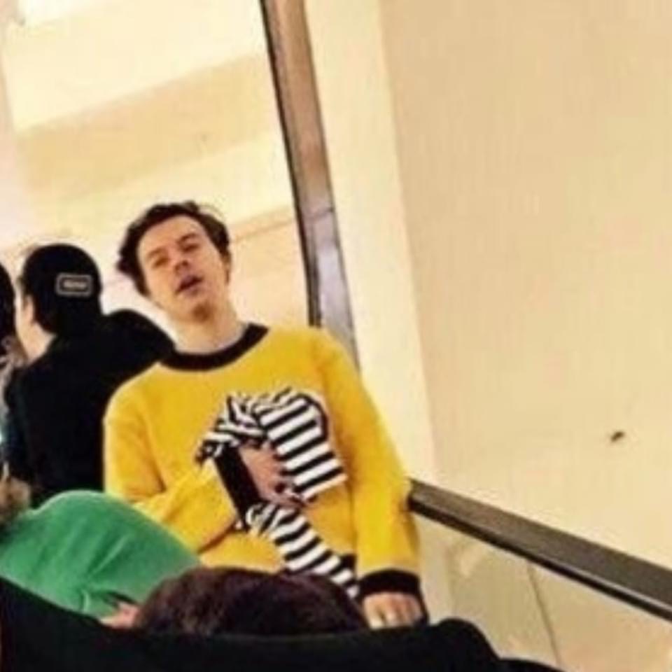 _saud4de_'s tweet photo. Ma ricordate quando Harry venne fotografato fuori da un negozio con una maglia a righe e dopo qualche giorno la stessa maglia venne vista addosso a Louis? Perché io sì sempre e non l'ho ancora superata! https://t.co/S5jrubwn53