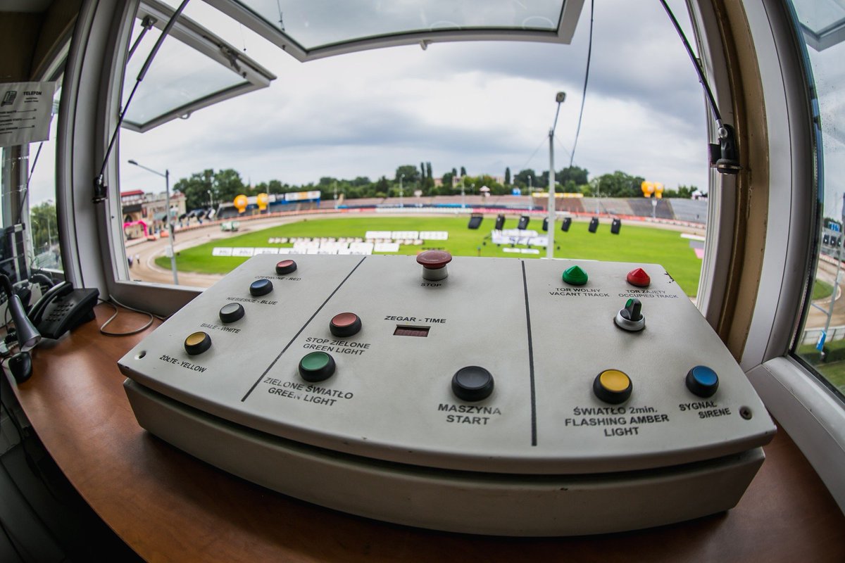 VelichkovIliyan's tweet photo. Letsmakespeedway

:

If you ever wonder, what it's like to be the speedway referee, that would be your view. Quite nice 🤩
#letsmakespeedway https://t.co/LHfxE6rC67