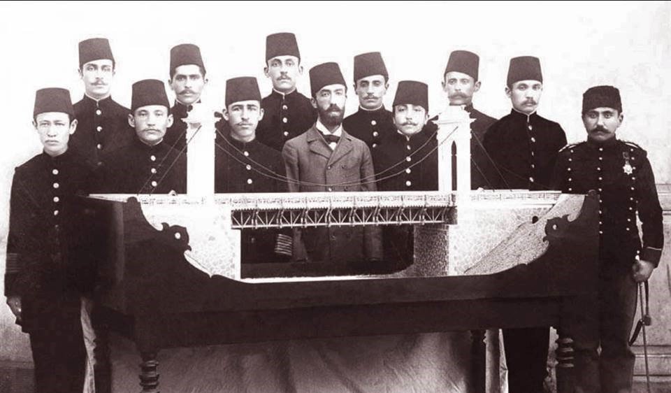 TarihKurdu's tweet photo. Osmanlı Mühendishane Mektebi öğrencileri ve yaptıkları köprü maketi https://t.co/eBmDBmuSbI