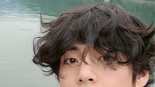 jeonrkiven's tweet photo. esse cabelo do taehyung definitivamente e um dos mais lindos que ele ja teve https://t.co/Blz6dONcB3