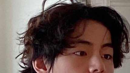 jeonrkiven's tweet photo. esse cabelo do taehyung definitivamente e um dos mais lindos que ele ja teve https://t.co/Blz6dONcB3