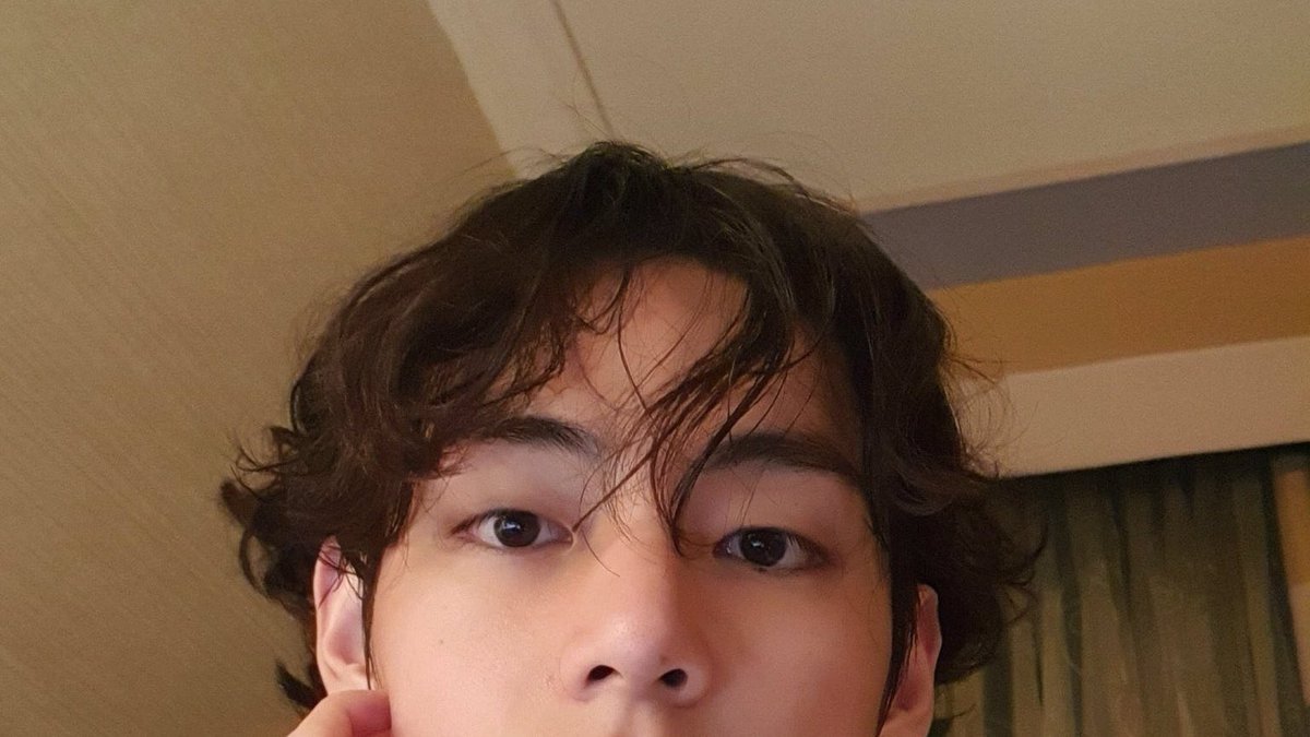 jeonrkiven's tweet photo. esse cabelo do taehyung definitivamente e um dos mais lindos que ele ja teve https://t.co/Blz6dONcB3