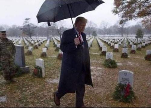 SamGH98239545's tweet image. This Pic Was Not Taken On Veteran's Day Or Memorial Day. It Wasn't On His Schedule. 🇺🇸
He Told The Secret Service He Wanted To Go To Arlington Cemetery And Without Notice They Took Him There. 🙏
No Motorcade. No Speech. He Was Met By The Ground Keepers. 🇺🇸
🇺🇸🇺🇸🇺🇸🇺🇸🇺🇸🇺🇸🇺🇸