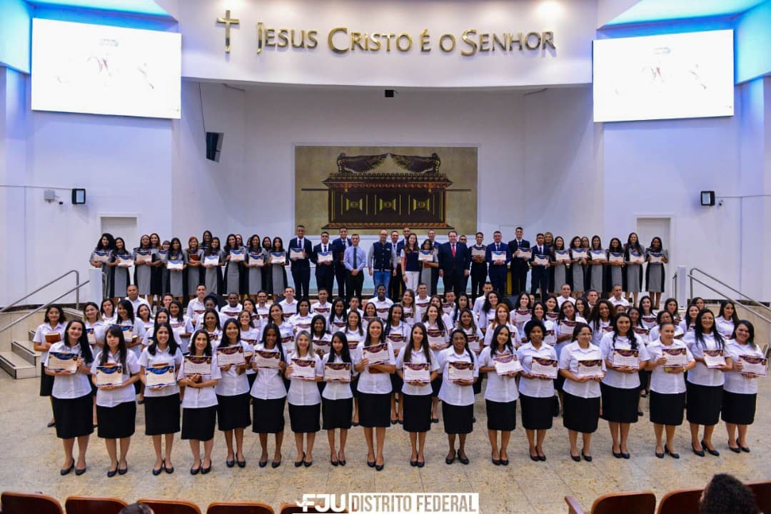 fjudfoficial's tweet photo. Servir a Deus é um verdadeiro privilégio! 🤩🙌🏼 Assim, houve nesta noite de sábado (04/12) uma grande festa no céu, pois multiplicaram-se os ceifeiros.
Veja lindas imagens da graduação dos novos obreiros e colaboradores da 🇨🇵 FJU DF.
#Fju
#FjuDf
#VemPraFJU https://t.co/3jpfFrwkxF