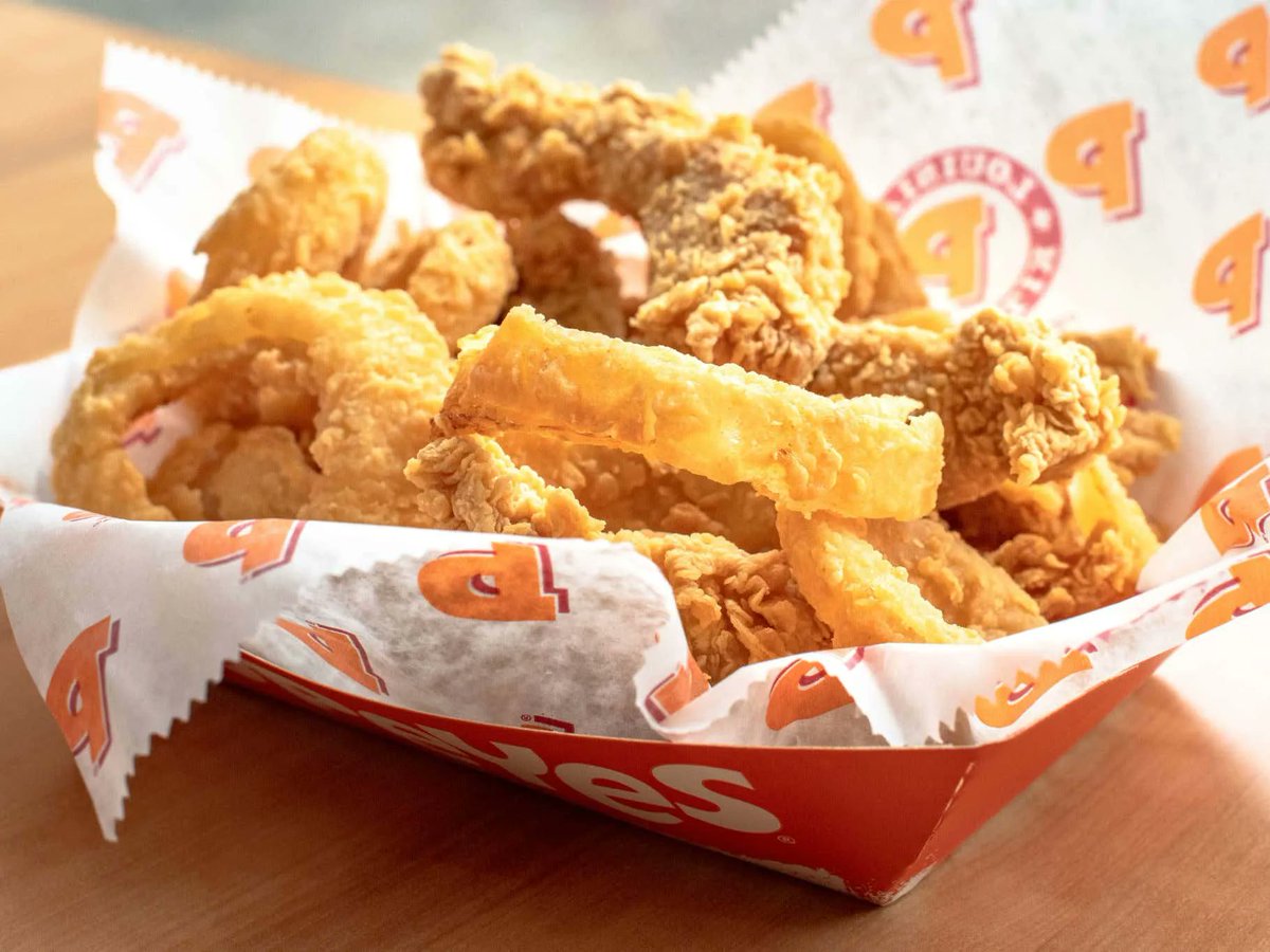 barstoolsports's tweet photo. Everyone Panic - We Could Be Looking at a Chicken Tender Extinction Because of a Worldwide Shortage https://t.co/ys20O3Tjgg https://t.co/hyMMzztTre
