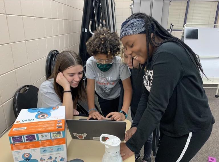 Kicking off the start to our elementary tours with Prescott Elementary School! During our time at Prescott we designed different stations to switch between coding, building, driving, and demonstration! These kids absolutely LOVED getting involved in STEM! 
#robots #stem #frc