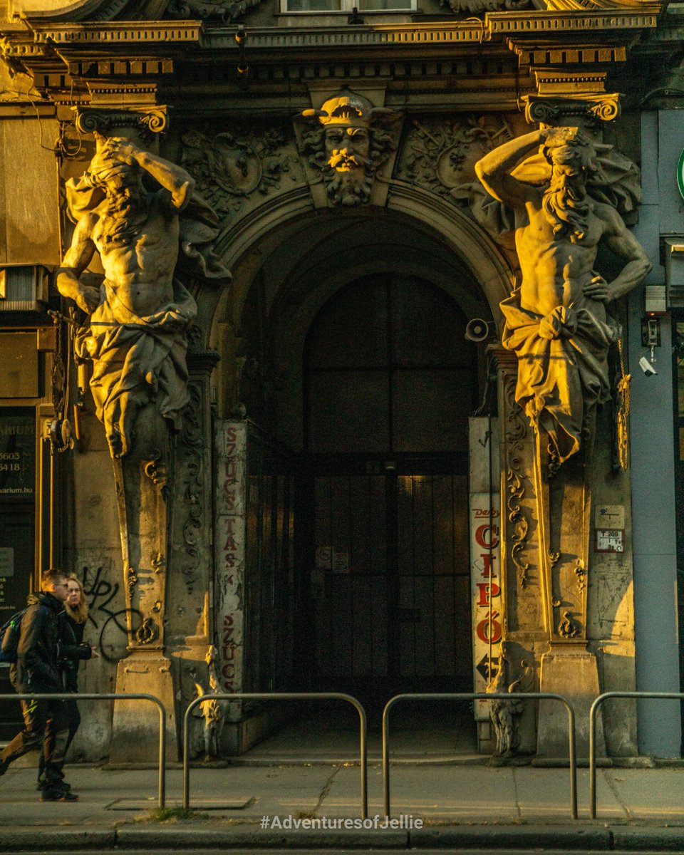 AofJellie's tweet photo. A doorway on the street's of Budapest #Budapest #streetsofbudapest #doorway #photography #PhotoOfTheDay #adventuresofjellie https://t.co/PqOKWVnJEA