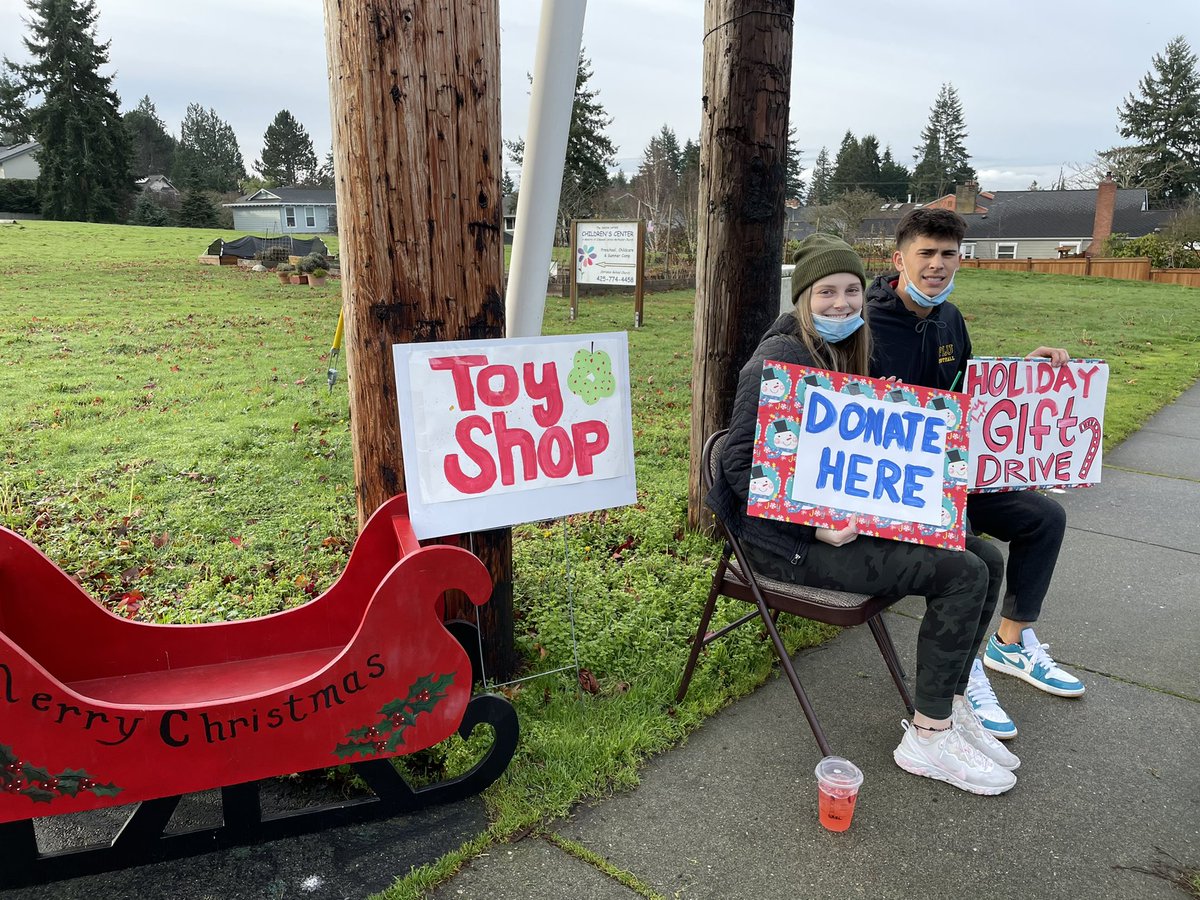 ColeSargent4's tweet photo. Volunteered at the Edmonds Food Bank Toy Shop, had to bring the PLU cheer with me. Donations open from 10-2 and 5-8, serving 400 families/1,000 kids this season https://t.co/hj1FBcLiPL