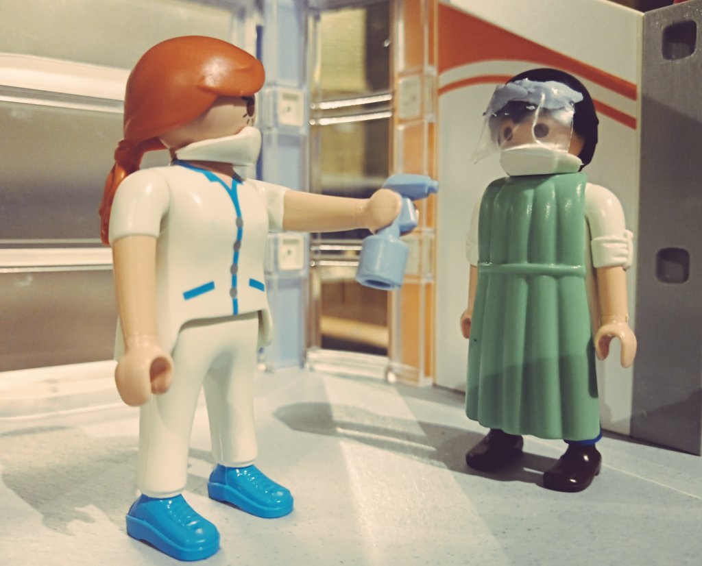 PlaymobilBelen's tweet photo. Este año, el Belén Solidario de Playmobil @PlaymobilBelen , en Albacete, realiza un homenaje a los profesionales que han estado en primera línea durante la pandemia, uno de ellos, es el personal sanitario, con un hospital y una residencia. Un homenaje en forma de gracias. ♥️ https://t.co/f4FY6wI5YJ
