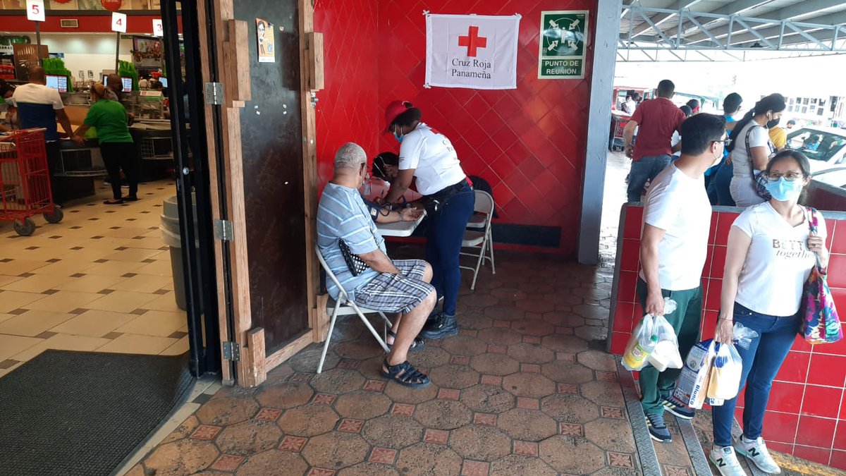 crp_ccolon's tweet photo. Ayer sábado y hoy domingo,  voluntarios de CRP comité de Colón, realizan toma de presión simultánea en diferentes puntos de la provincia. 
La hipertensión arterial se ha llamado el “asesino silencioso” si no se detecta y controla oportunamente.
#CruzRojaSiempreEsta https://t.co/ie5nE3IAiv
