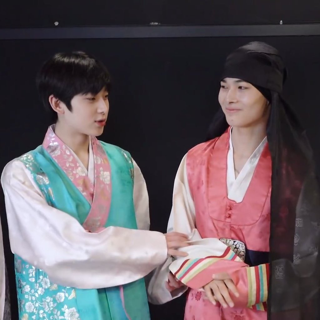moonlaux_'s tweet photo. CHILDHOOD BESTFRIENDS

A short #sunki au where...
Jupiter (sn) left his childhood bestfriend Hiro (nk) in japan because of his family. They are each other's first love and each other's home. What will happen if Hiro (nk) and Jupiter (sn) meet again? https://t.co/98kscHidM9