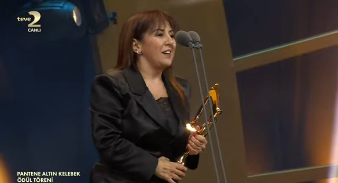 huyde12's tweet photo. EN iyi komedi kadın oyuncu ödülü: Günay Karacaoğlu'nun oldu 👏

#PanteneAltınKelebek https://t.co/Xx06afmWE1