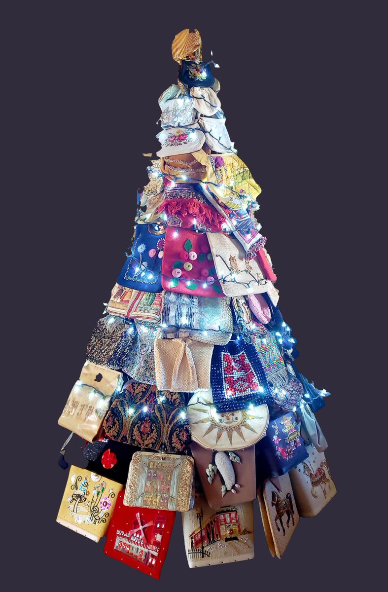 VintagePurseGal's tweet photo. It's time to sip hot chocolate, sing holiday tunes and decorate the ol' Pursemas Tree. 😆👜🎄 #vintage #handbags #purses #thingswedoforfun https://t.co/FZhtoS4CIx