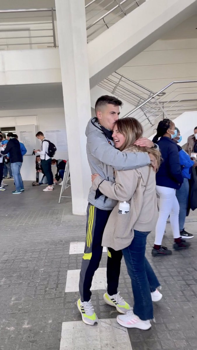 sarirojo21's tweet photo. Hay cosas que no se pueden explicar; y lo que me haces sentir, es imposible de hacerlo. Sigue dándome estas lecciones sobre la alfombra azul o cualquier suelo que pises ♥️ https://t.co/K0CszOG6Qi