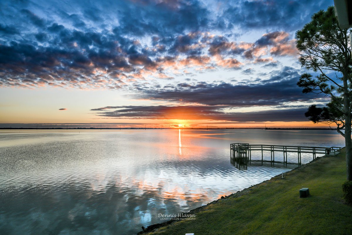 HlavsaDennis's tweet image. A Sunday morning #sunrise from the #LaunchWindow on the #IndianRiver in Cocoa Florida.
#goodmorning #LoveFl #PhotoOfTheDay  #nikonusa @ThePhotoHour @StormHour @VISITFLORIDA @FloridianCreat1 @FLskygazer @SpaceCoastSkies