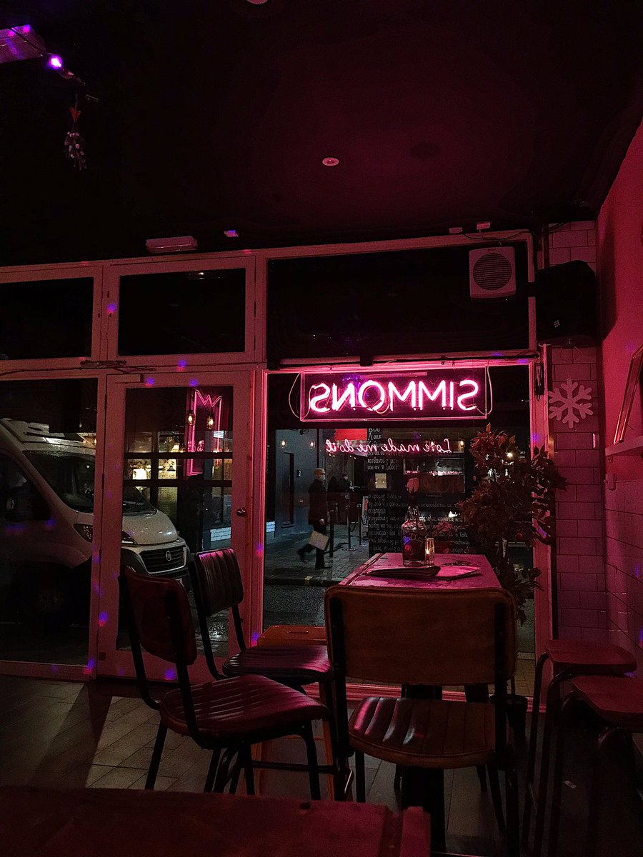 Had an excellent time in the capital this week, especially at Simmons Bar in Soho - good vibes all around!💙

What are you guys up to this week?😎