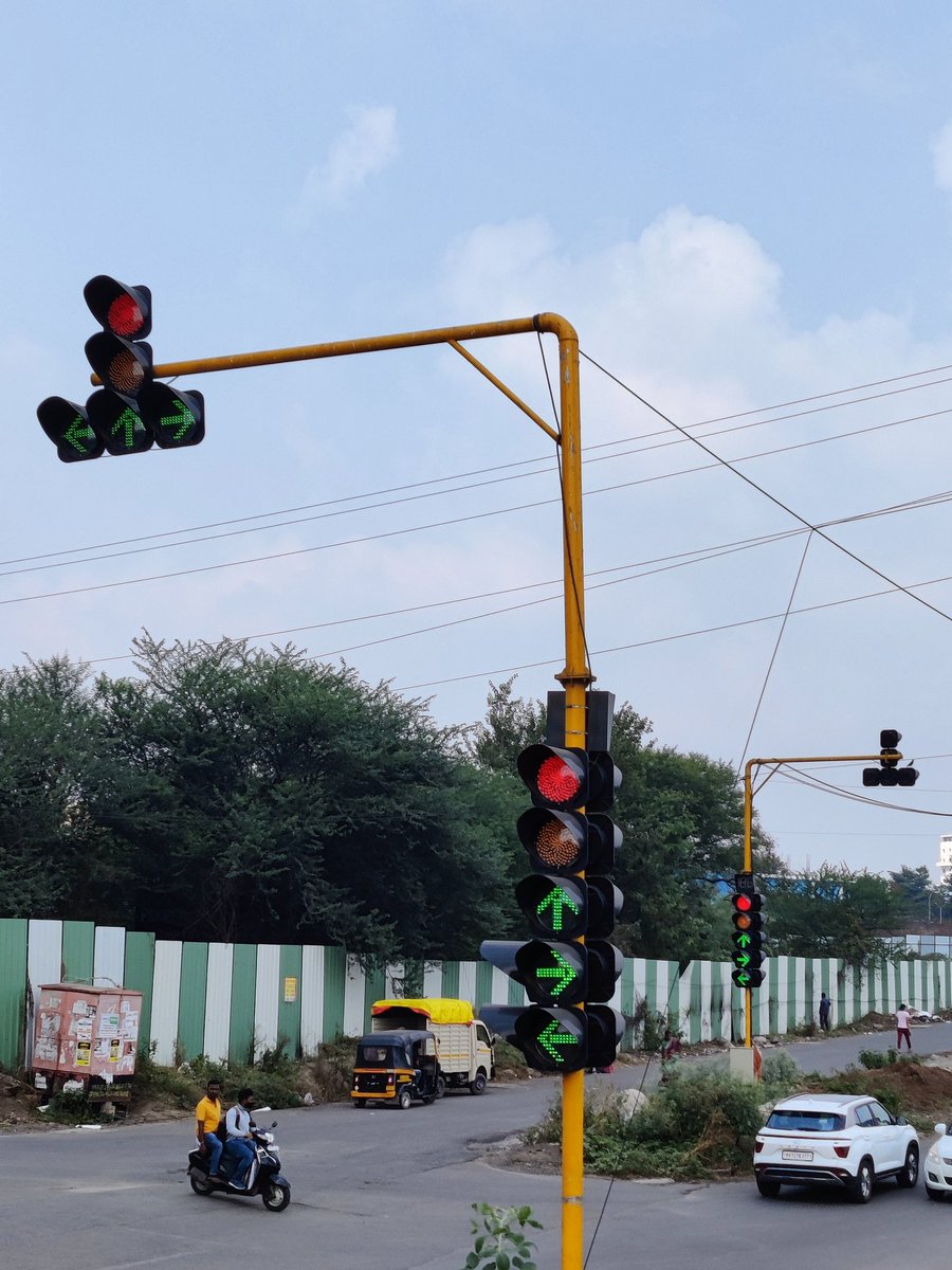 AmitKamble035's tweet photo. थांबावे की पुढे जावे हा एकच सवाल आहे.
@PuneCityPolice @PuneCityTraffic https://t.co/M1DzQd0fFJ
