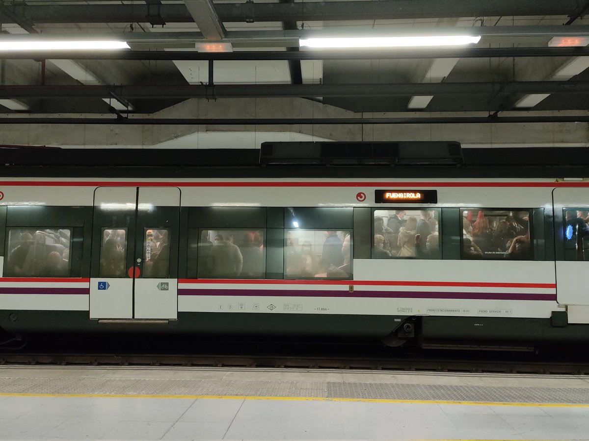 amcotan's tweet photo. Me explicáis el tren Malaga-Fuengirola que parece un tren de la India? https://t.co/9zdq5uKYAy