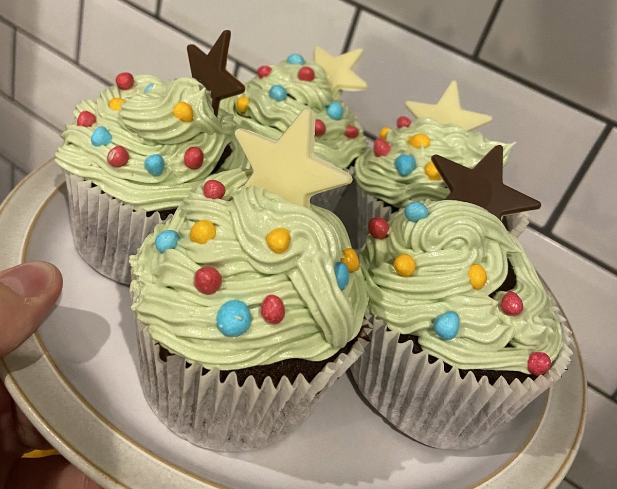 JoshBeaven's tweet photo. Another festive bake, supposed to be Christmas Tree cupcakes 🙃 but
1) the green food colouring wasn’t dark enough
2) my piping skills leave a lot to be desired https://t.co/lacdcwHrDk
