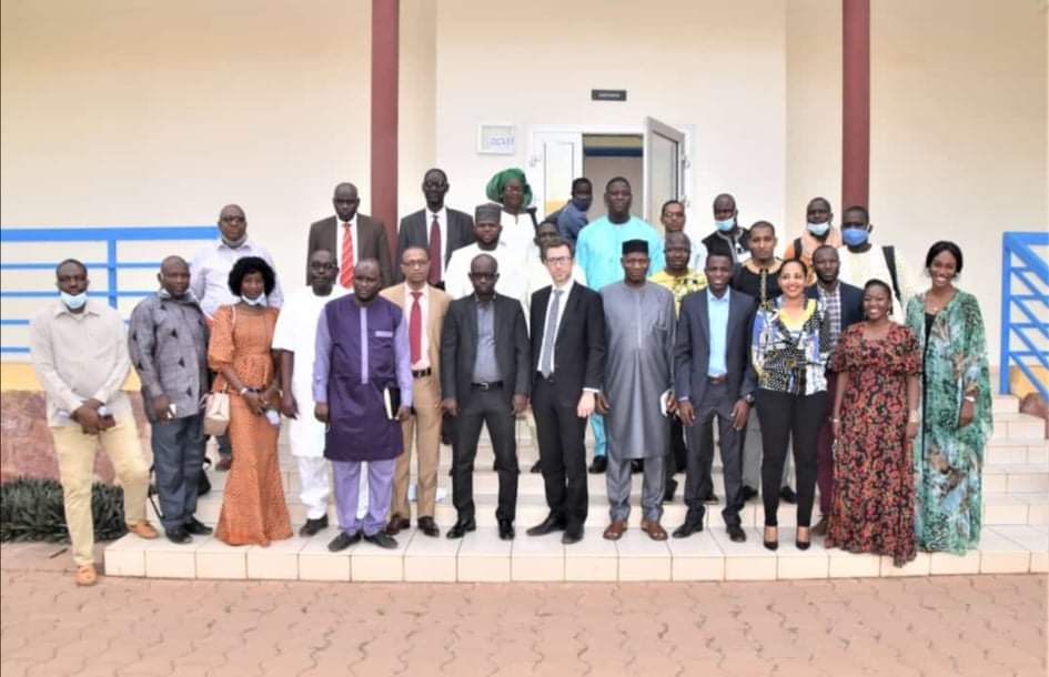therabou's tweet photo. Partenariats stratégiques et durables en matière de recherche au Sahel et en Afrique de l’Ouest:
Table ronde sur les questions émergentes liées aux conflits afin de soutenir la prise de décision au niveau national, régional et int @SFCG_ @EMP_Bamako @AfricaDcaf @Timbuktuacps @CES https://t.co/nXbyX6566s