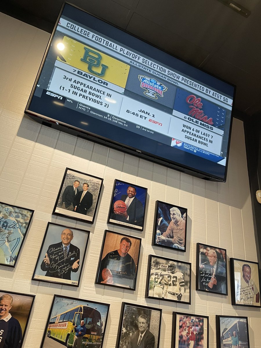 OleMissPix's tweet photo. 😍😍😍😍😍 https://t.co/PxJNfHmzFz