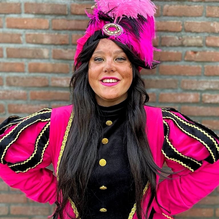 Miesjelluhhhh's tweet photo. Pietje Belle is moe maar voldaan. Het was weer een leuke tijd met ontelbaar veel blije kinder gezichtjes. Ik hou er van, maar blij dat het nu weer klaar is. #rustindetent https://t.co/nbK7nHyEVs