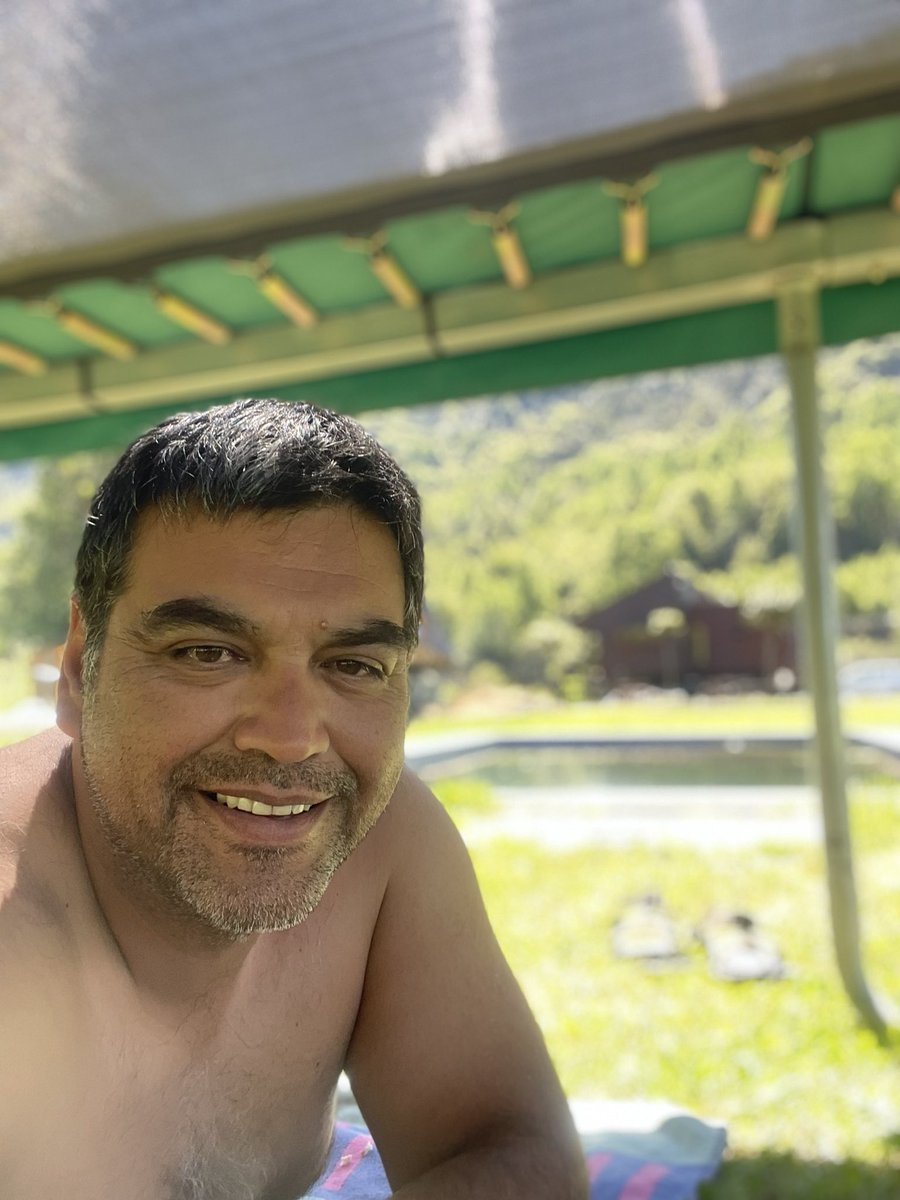 Villatron1's tweet photo. Capeando los 32º qué hay en #pucon hoy día.
#guatonesporboric #verano #pucon https://t.co/mwdcIezx5a