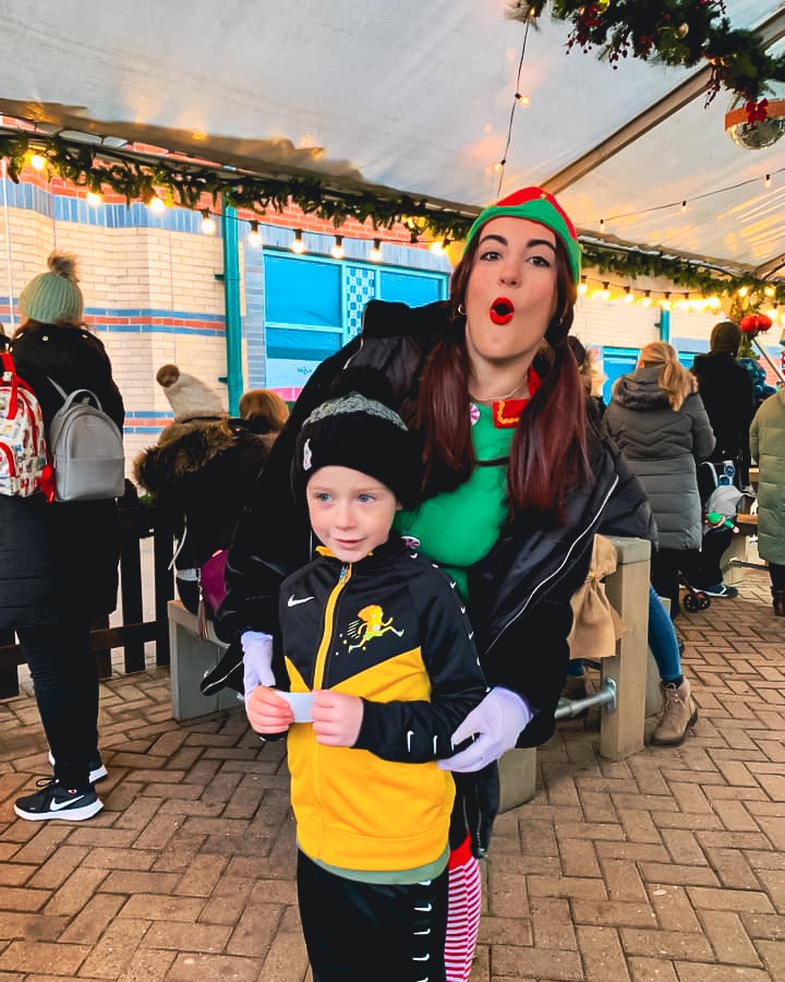 SantaExpressUK's tweet photo. 🎄 It isn't only Santa that visitors love having their photo with! Everyone loves the Dancing Elves too! Thanks for the photo Brett! #SantaExpress #MHChristmas #Meadowhall #Sheffield @LoveMeadowhall https://t.co/8Sf6n9RB6M
