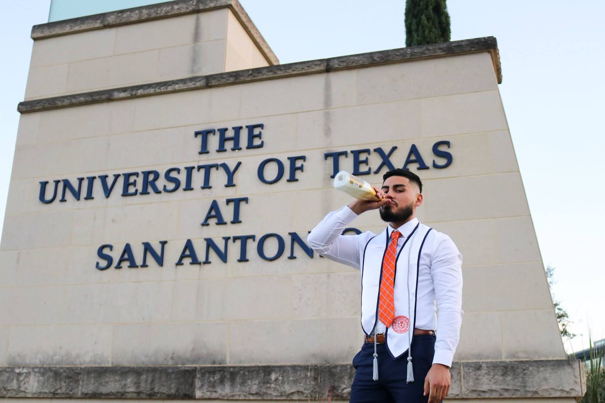 _jordancalderon's tweet photo. Para mis padres que sacrificaron todo, para que yo tuviera algo. 

B.S. Kinesiology with a concentration in Health Science 🎓 https://t.co/HE2jTov9Tt
