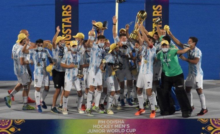 DeptoSociosCASM's tweet photo. 🔴⚪🔴 #SociosySociasCASM

Felicitamos a Ignacio Nardolillo por haberse consagrado campeón del Mundial Junior 2021 de hockey sobre césped con el Seleccionado Nacional  🥇.
Sentimos orgullo de que seas jugador y socio de #SanMartínTuc.

🇦🇷¡Felicidades campeón!🇦🇹 https://t.co/NMvizdk9K2