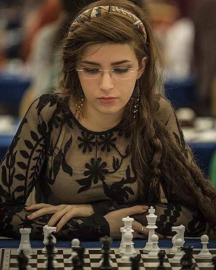 La jugadora de ajedrez iraní Dorsa Derakhshani juega para el equipo de EE. UU. después de que se le prohibió jugar sin su hijab en su propio equipo.