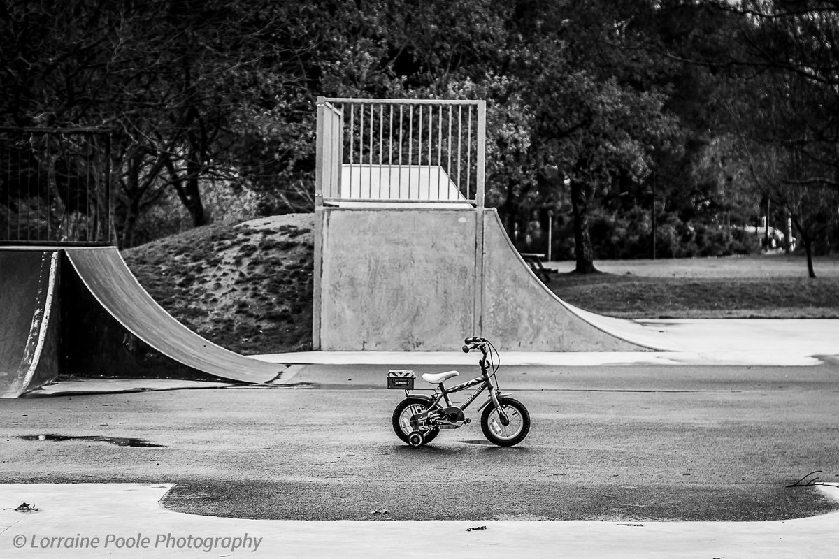 lorrainejpoole's tweet photo. Had 20 minutes this morning in a very cold, windy and empty skatepark. #photography #abstract #rpsdoc #blackandwhitephotography https://t.co/lqw1YpDTlr