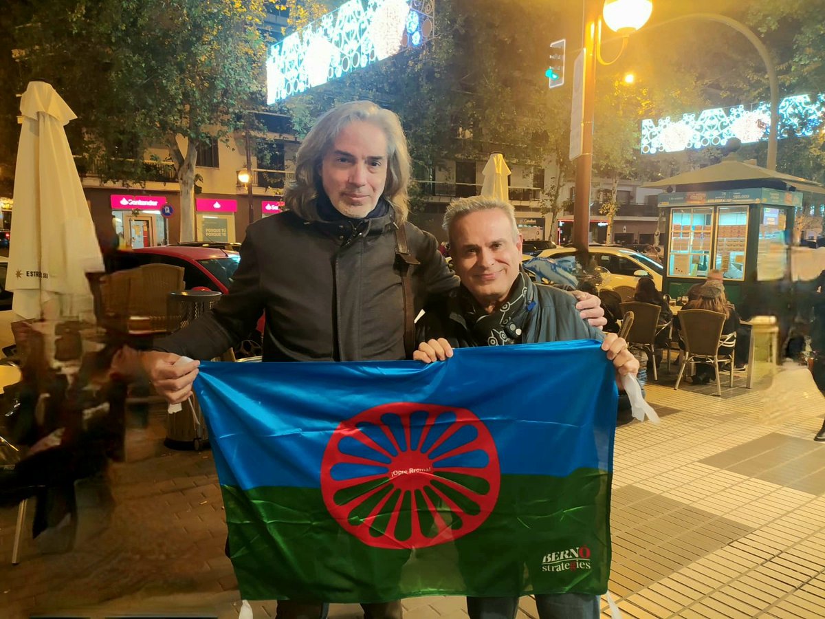 CCervantesH's tweet photo. Excelente tarde de domingo con Antonio Ortega hablando de integración, convivencia y respeto. De gitanos y no gitanos. De personas. Por cierto, mi amigo Antonio no es que sea alto, que lo es, es que es muy grande. @aortegarubio #pueblogitano https://t.co/YWCxbTd4tq