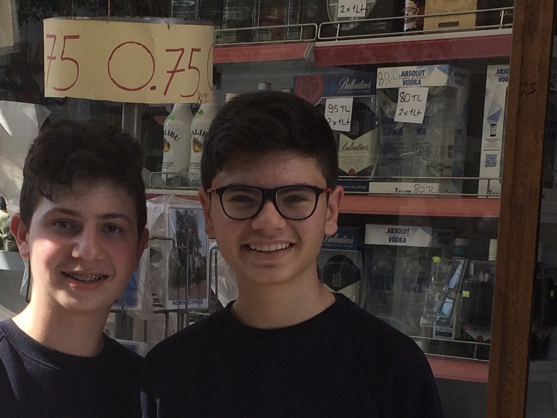 Yıl 2016 Berke arkadaşımla çektiğim fotoğraf
2 litre absolut vodka 80 TL...